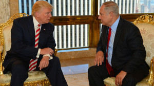 Israeli Prime Minister Benjamin Netanyahu (R) speaks to Republican U.S. presidential candidate Donald Trump during their meeting in New York